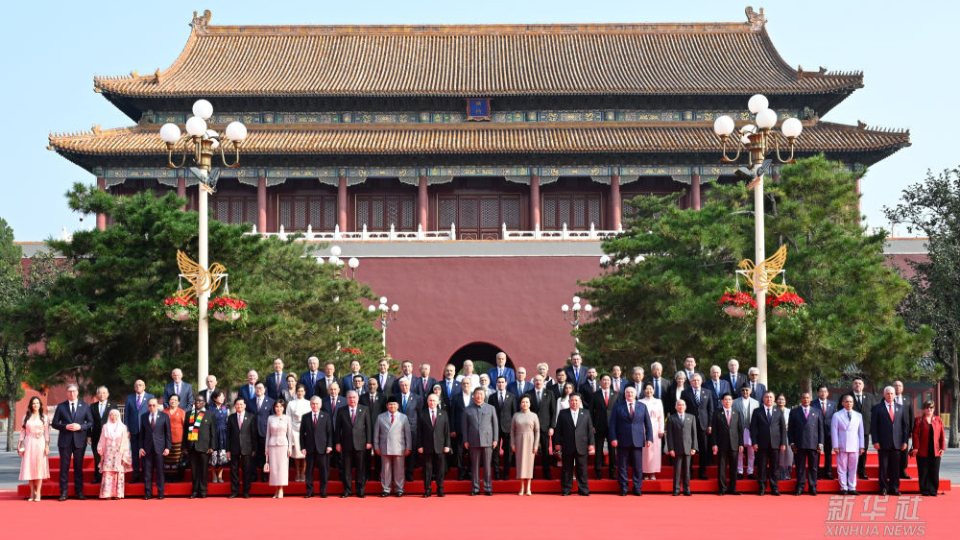 習(xí)近平和彭麗媛迎接外方代表團團長及其配偶