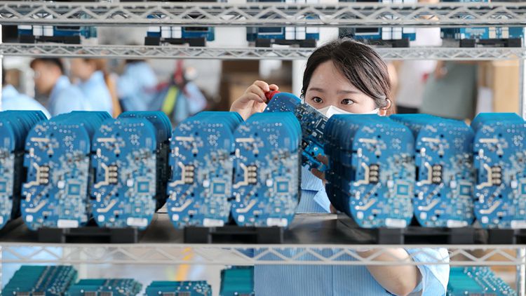 【財經翻譯官】中國新能源汽車產銷量緣何連續(xù)七年全球居首？