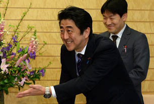 安倍，討來的達沃斯演講