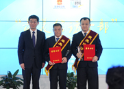 劉正榮為獲獎(jiǎng)?wù)咭踪t孝、張海威頒獎(jiǎng)