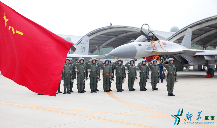 ↑軍旗招展，航空驕子對藍天宣誓。