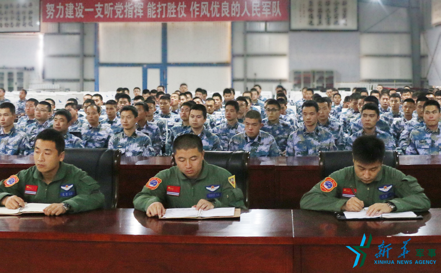 資料圖片：張超（右一）參加部隊思想政治教育。