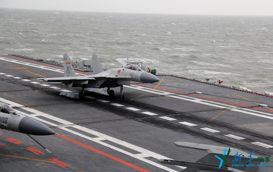 ↑資料圖片：艦載戰(zhàn)斗機(jī)下落著艦瞬間。