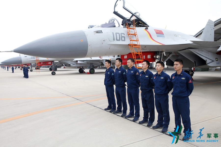 ↑機務(wù)官兵為戰(zhàn)鷹保駕護航。