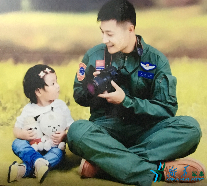 ↑資料圖片：被選為艦載戰(zhàn)斗機(jī)飛行員的張超與女兒合影。