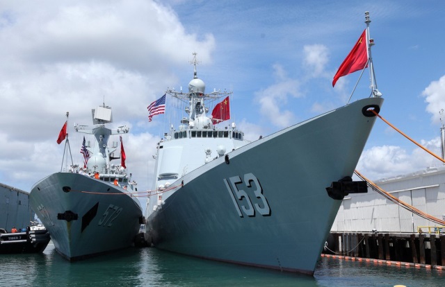 停泊珍珠港碼頭的中國海軍艦艇編隊導彈驅逐艦西安艦（右）和導彈護衛(wèi)艦衡水艦。