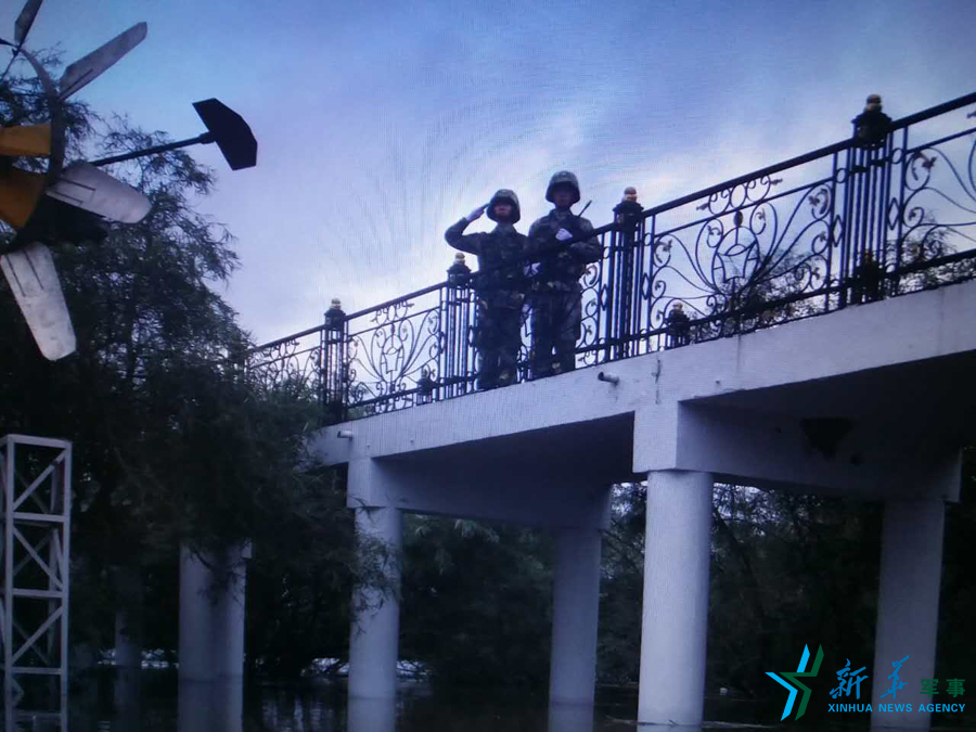 ↑中秋佳節(jié)，珍寶島的官兵在洪水中的堅(jiān)守。