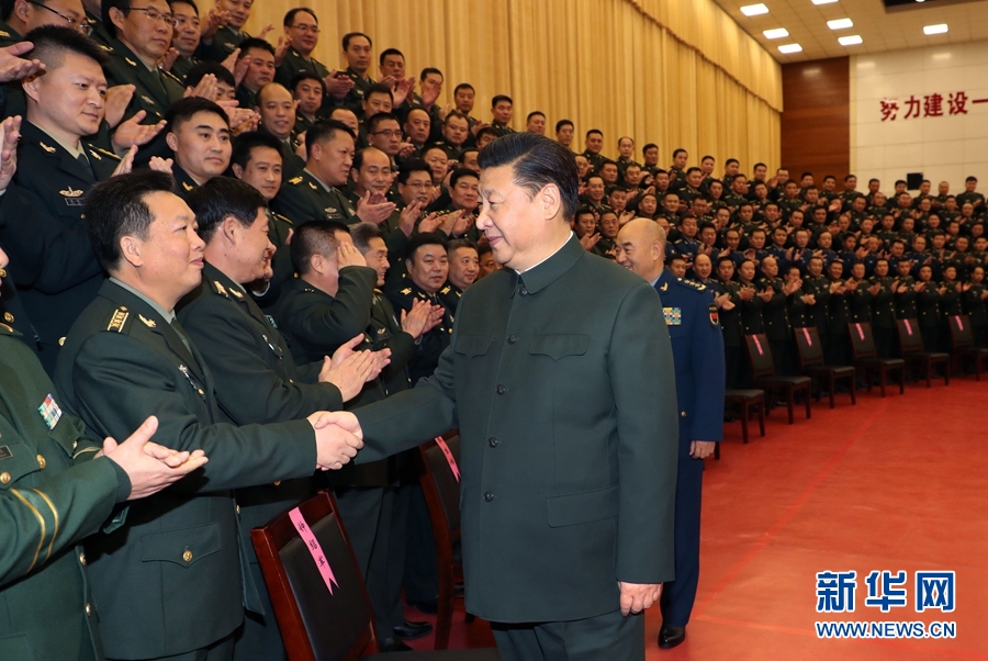 1月23日，習(xí)近平專程來到陸軍第65集團軍，深入基層連隊，看望慰問官兵，代表黨中央和中央軍委，向全軍指戰(zhàn)員、武警部隊官兵、民兵預(yù)備役人員致以誠摯問候和新春祝福。這是習(xí)近平親切接見駐張家口部隊師以上領(lǐng)導(dǎo)干部和團級單位主官。新華社記者李剛攝