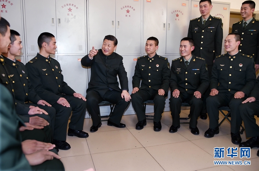 1月23日，習(xí)近平專程來到陸軍第65集團軍，深入基層連隊，看望慰問官兵，代表黨中央和中央軍委，向全軍指戰(zhàn)員、武警部隊官兵、民兵預(yù)備役人員致以誠摯問候和新春祝福。這是習(xí)近平在該集團軍“大功三連”同官兵親切交談。新華社記者李剛攝