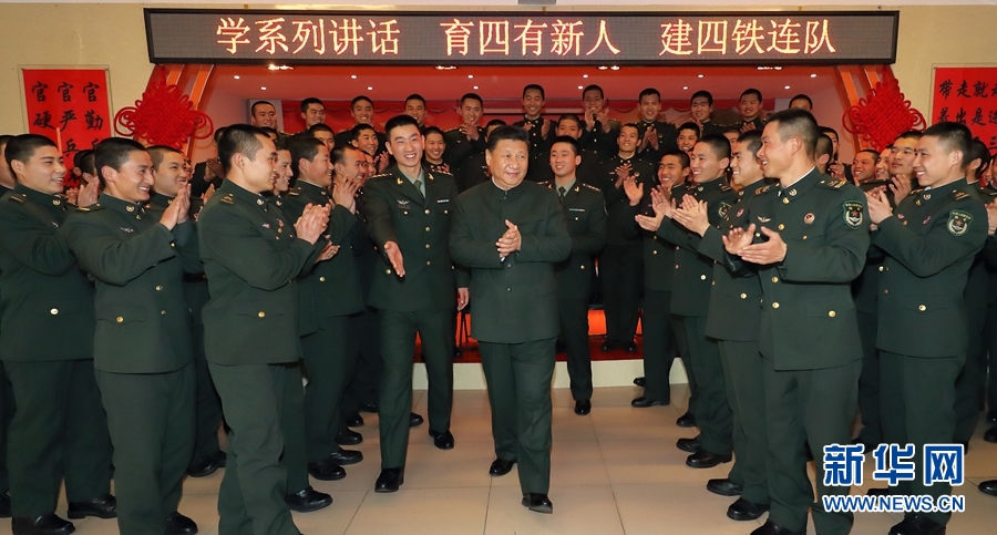 1月23日，習(xí)近平專程來到陸軍第65集團軍，深入基層連隊，看望慰問官兵，代表黨中央和中央軍委，向全軍指戰(zhàn)員、武警部隊官兵、民兵預(yù)備役人員致以誠摯問候和新春祝福。這是習(xí)近平在該集團軍“大功三連”同官兵在一起。新華社記者李剛攝