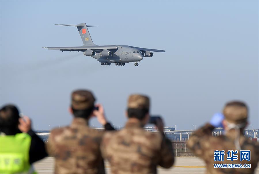 （聚焦疫情防控·圖文互動）（2）空軍第四次向武漢大規(guī)?？者\醫(yī)療隊員和物資