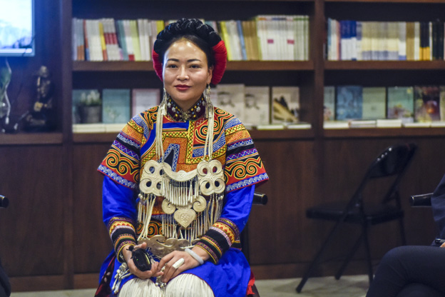 阿牛阿呷：對彝族姑娘來說，胎教就是彝族的刺繡文化，但是當我們走出來，我們覺得我們對其他支系的服飾知識了解太少了，需要學習的很多，所以開辦了這個專業(yè)。