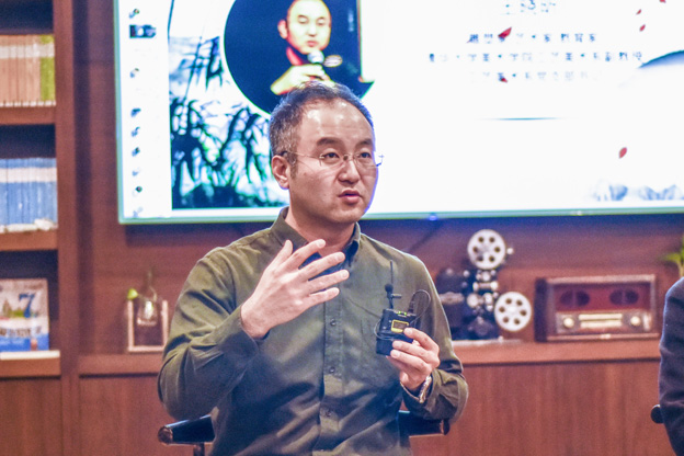 王曉昕：語言問題其實是非遺傳承所面臨的一個普遍問題。非遺傳承人可能有很好的技藝，但是因為語言問題沒有辦法與外面的人交流，就失去了傳承的機會。