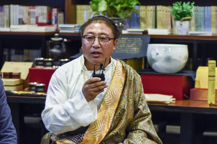 安久·白瑪群加：絕對不能為了錢做手藝的傳承人，傳承手藝是因為我們有傳承民族特色文化的責(zé)任，要時刻謹(jǐn)記這一份責(zé)任。