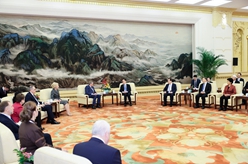 韓正會見中俄友好、和平與發(fā)展委員會第十四次全體會議與會代表