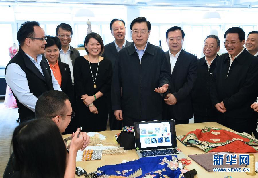 5月8日至11日，中共中央政治局常委、全國人大常委會委員長張德江在浙江調(diào)研。這是5月9日，張德江來到位于嘉興市的雅瑩服裝有限公司，了解公司的服裝設(shè)計、生產(chǎn)和銷售情況。新華社記者 馬占成 攝 