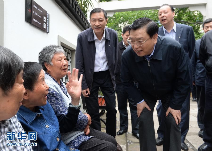 這是5月10日，張德江來到杭州市小營街道調(diào)研，并與市民親切交談。新華社記者 馬占成 攝 