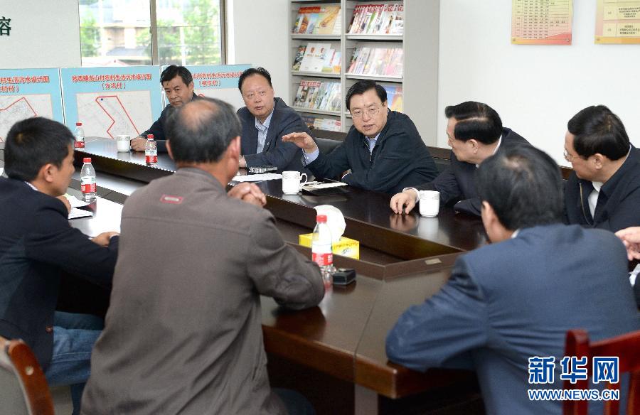 這是5月9日，張德江到湖州市妙西鎮(zhèn)調(diào)研，與基層人大代表座談。新華社記者 馬占成 攝 