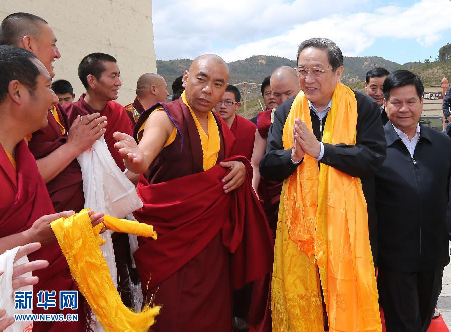 這是5月16日，俞正聲在松贊林寺看望宗教界人士。 新華社記者 劉衛(wèi)兵 攝
