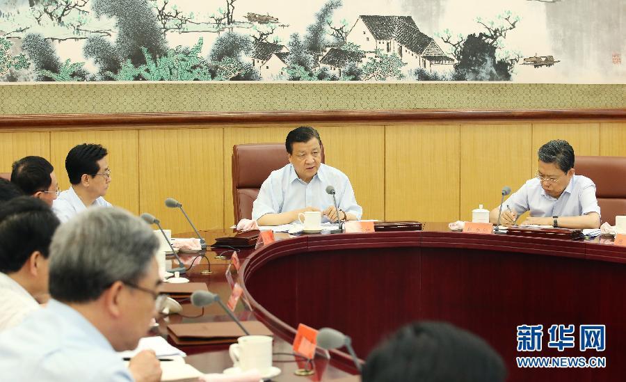 6月24日，中共中央政治局常委、中央黨的群眾路線教育實(shí)踐活動(dòng)領(lǐng)導(dǎo)小組組長(zhǎng)劉云山在北京主持召開(kāi)中央黨的群眾路線教育實(shí)踐活動(dòng)領(lǐng)導(dǎo)小組會(huì)議。新華社記者 姚大偉 攝 
