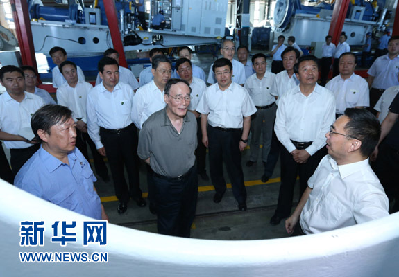 這是7月3日，王岐山在內(nèi)蒙古海裝風電設備有限公司考察。新華社記者 龐興雷 攝 