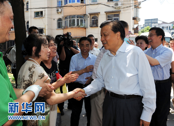 這是7月22日，劉云山在上海市普陀區(qū)桃浦鎮(zhèn)蓮花公寓居委會(huì)調(diào)研時(shí)同社區(qū)居民親切握手。新華社記者 饒愛(ài)民 攝