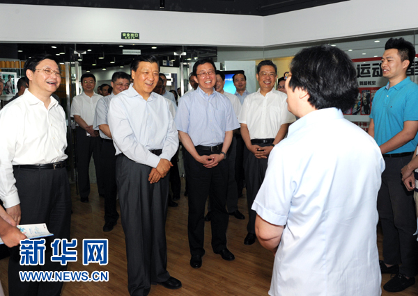 這是7月22日，劉云山在上海市靜安區(qū)就樓宇黨建工作進(jìn)行調(diào)研。新華社記者 饒愛(ài)民 攝 