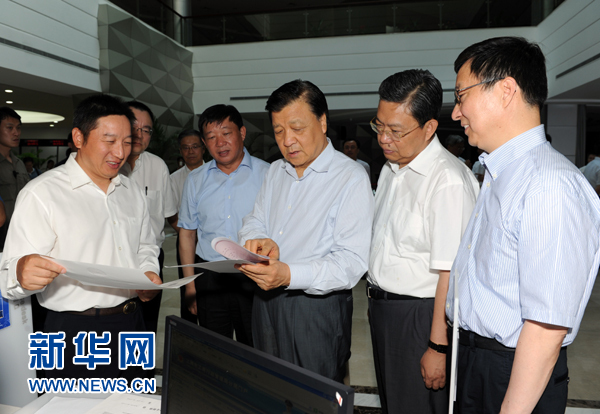  7月22日至23日，中共中央政治局常委、中央書(shū)記處書(shū)記劉云山在上海調(diào)研。這是7月22日，劉云山在中國(guó)（上海）自貿(mào)試驗(yàn)區(qū)外高橋綜合服務(wù)大廳調(diào)研。新華社記者 饒愛(ài)民 攝 