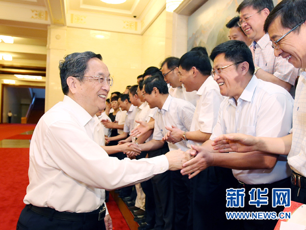 會(huì)前，俞正聲、張高麗接見(jiàn)援藏干部代表，向參加對(duì)口支援西藏工作的各地區(qū)各部門(mén)各單位和廣大援藏干部表示誠(chéng)摯問(wèn)候。新華社記者 姚大偉 攝