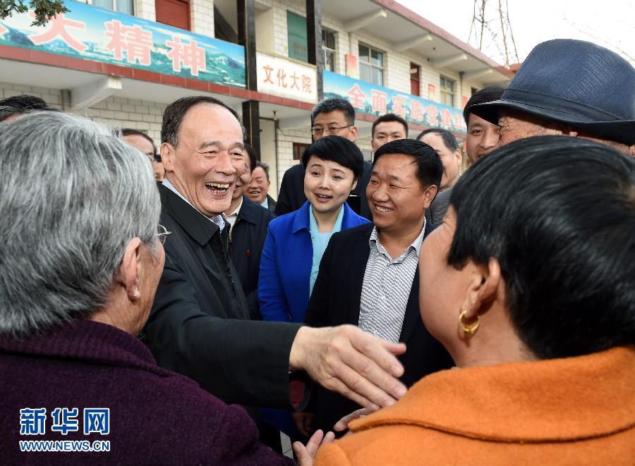 3月27日至28日，中共中央政治局常委、中央紀(jì)委書記王岐山到河南省調(diào)研，并主持召開座談會(huì)。這是3月27日王岐山在河南林州姚村鎮(zhèn)馮家口村同村民親切交談。 新華社記者 饒愛民 攝