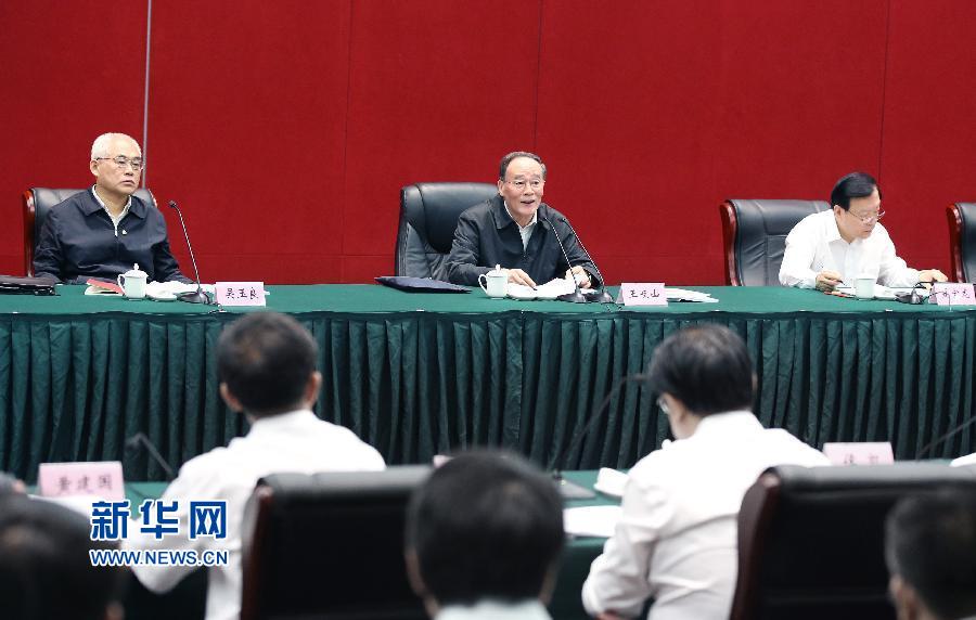 5月8日至10日，中共中央政治局常委、中央紀委書記王岐山到浙江省調(diào)研，并主持召開部分省區(qū)市紀委書記座談會。這是5月9日，王岐山在嘉興主持召開部分省區(qū)市紀委書記座談會。新華社記者 姚大偉 攝 