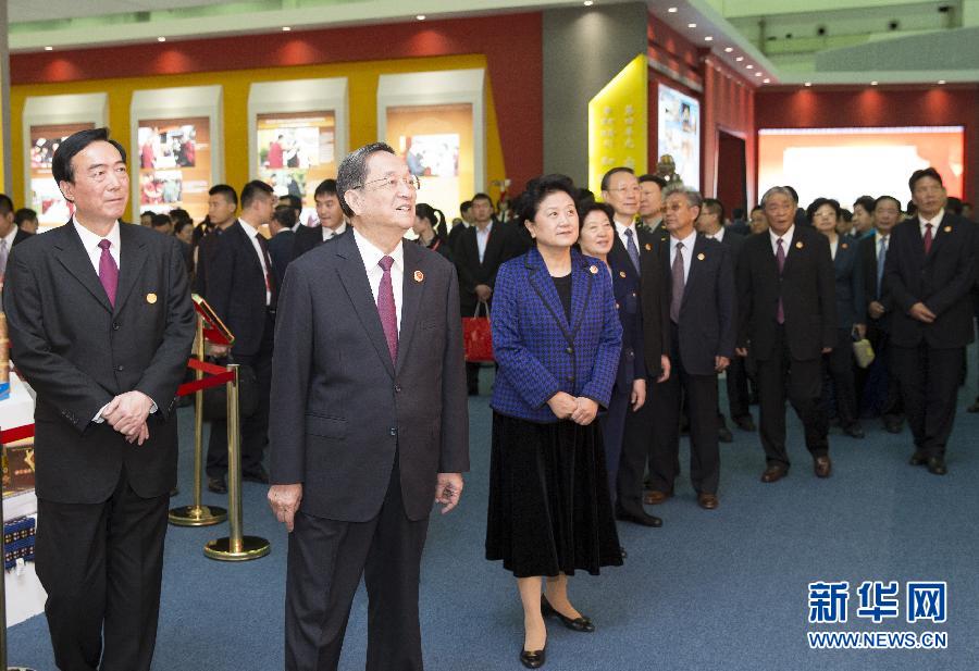 9月7日，中共中央政治局常委、全國(guó)政協(xié)主席、中央代表團(tuán)團(tuán)長(zhǎng)俞正聲率代表團(tuán)全體成員來(lái)到拉薩西藏會(huì)展中心，出席《圓夢(mèng)中國(guó)西藏華章——西藏自治區(qū)成立50年成就展》開(kāi)幕式并參觀展覽。 新華社記者 黃敬文 攝 