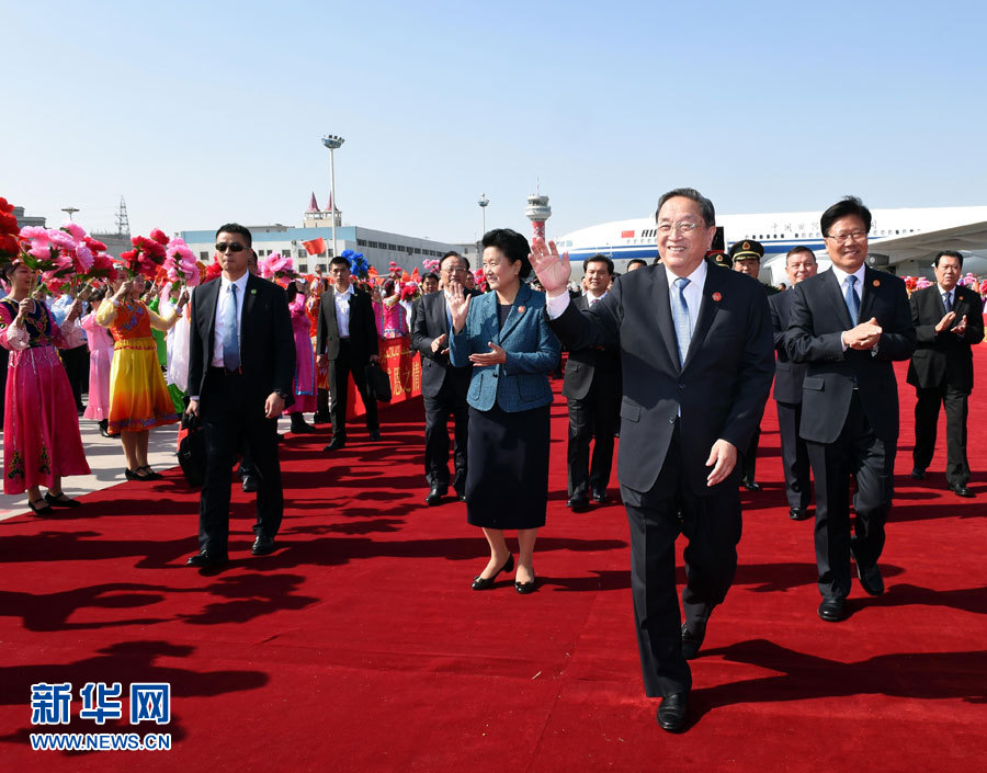 9月25日，以中共中央政治局常委、全國政協(xié)主席俞正聲為團(tuán)長的中央代表團(tuán)飛抵烏魯木齊，出席新疆維吾爾自治區(qū)成立60周年慶祝活動。新華社記者 饒愛民 攝