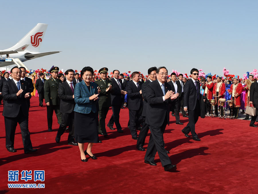 9月25日，以中共中央政治局常委、全國政協(xié)主席俞正聲為團(tuán)長的中央代表團(tuán)飛抵烏魯木齊，出席新疆維吾爾自治區(qū)成立60周年慶祝活動。新華社記者 高潔 攝
