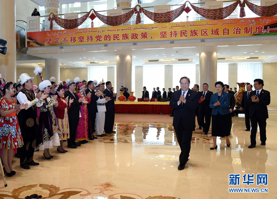 9月25日，中共中央政治局常委、全國政協(xié)主席、中央代表團(tuán)團(tuán)長俞正聲率中央代表團(tuán)出席向新疆維吾爾自治區(qū)贈送紀(jì)念品儀式。 新華社記者饒愛民 攝 
