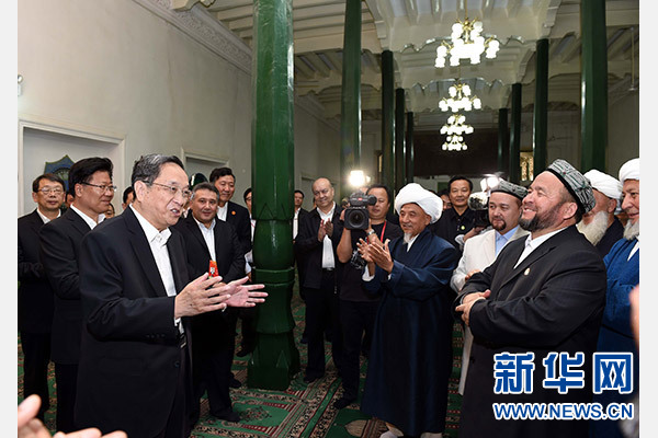9月26日，中共中央政治局常委、全國(guó)政協(xié)主席、中央代表團(tuán)團(tuán)長(zhǎng)俞正聲率中央代表團(tuán)部分成員赴喀什看望各族干部群眾。這是俞正聲等來(lái)到喀什市艾提尕爾清真寺，與喀什地區(qū)宗教人士代表交流。新華社記者 饒愛(ài)民 攝  