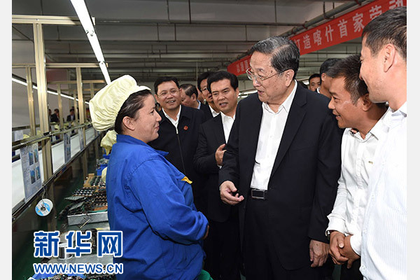 這是俞正聲等在喀什經(jīng)濟(jì)開(kāi)發(fā)區(qū)深圳產(chǎn)業(yè)園視察電子產(chǎn)品生產(chǎn)線(xiàn)，并與現(xiàn)場(chǎng)工人親切交流。新華社記者 饒愛(ài)民 攝
