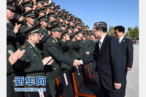 這是俞正聲等赴南疆軍區(qū)慰問(wèn)，會(huì)見(jiàn)官兵代表。新華社記者 饒愛(ài)民 攝