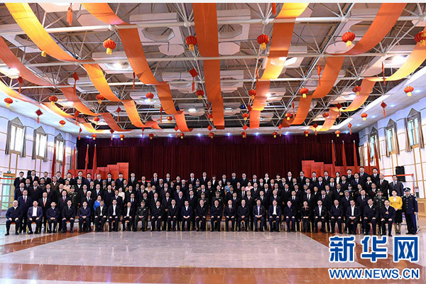 這是俞正聲同喀什地區(qū)有關(guān)負(fù)責(zé)同志、各界人士代表、援疆干部代表合影留念。新華社記者 饒愛(ài)民 攝