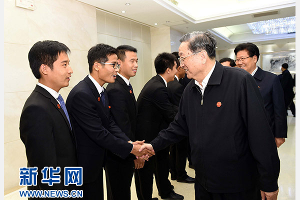 這是俞正聲會(huì)見(jiàn)在喀什地區(qū)鄉(xiāng)鎮(zhèn)工作的內(nèi)地高校畢業(yè)生代表。新華社記者 饒愛(ài)民 攝