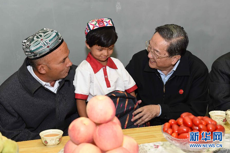 9月27日，中共中央政治局常委、全國(guó)政協(xié)主席、中央代表團(tuán)團(tuán)長(zhǎng)俞正聲率中央代表團(tuán)部分成員赴喀什地區(qū)莎車縣看望各族干部群眾。這是俞正聲到新疆生產(chǎn)建設(shè)兵團(tuán)第三師莎車農(nóng)場(chǎng)維吾爾族團(tuán)場(chǎng)職工家中看望，并向小朋友贈(zèng)送學(xué)習(xí)用品。新華社記者 饒愛(ài)民 攝