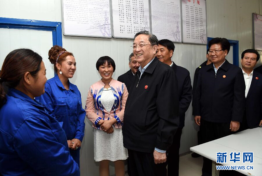 9月27日，中共中央政治局常委、全國(guó)政協(xié)主席、中央代表團(tuán)團(tuán)長(zhǎng)俞正聲率中央代表團(tuán)部分成員來(lái)到新疆英吉沙縣喀什中興手套有限公司考察。新華社記者 饒愛(ài)民 攝 