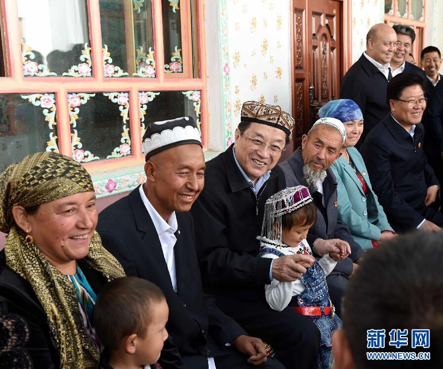 9月27日，中共中央政治局常委、全國(guó)政協(xié)主席、中央代表團(tuán)團(tuán)長(zhǎng)俞正聲率中央代表團(tuán)部分成員赴喀什地區(qū)莎車縣看望各族干部群眾。這是俞正聲在莎車縣艾力西湖鎮(zhèn)21村看望維吾爾族村民阿布來(lái)提·阿不力孜一家。新華社記者 饒愛(ài)民 攝