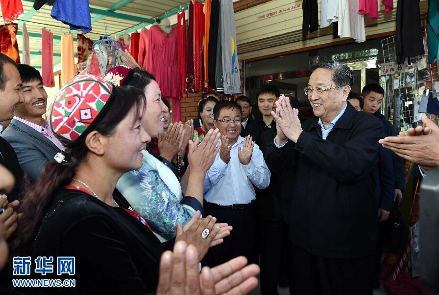 9月27日，中共中央政治局常委、全國(guó)政協(xié)主席、中央代表團(tuán)團(tuán)長(zhǎng)俞正聲率中央代表團(tuán)部分成員赴喀什地區(qū)莎車縣看望各族干部群眾。這是俞正聲在莎車縣艾力西湖鎮(zhèn)21村看望慰問(wèn)維吾爾族群眾。新華社記者 饒愛(ài)民 攝