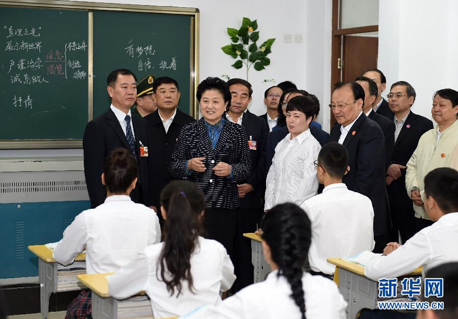 9月27日，中共中央政治局委員、國務(wù)院副總理、中央代表團(tuán)副團(tuán)長劉延?xùn)|率中央代表團(tuán)分團(tuán)，帶著黨中央、國務(wù)院的親切關(guān)懷和全國各族人民的深切情誼，來到和田地區(qū)、阿克蘇地區(qū)慰問各族干部群眾，并祝賀大家中秋節(jié)快樂。這是劉延?xùn)|視察對(duì)口援建的和田天津中學(xué)。新華社記者 張領(lǐng) 攝