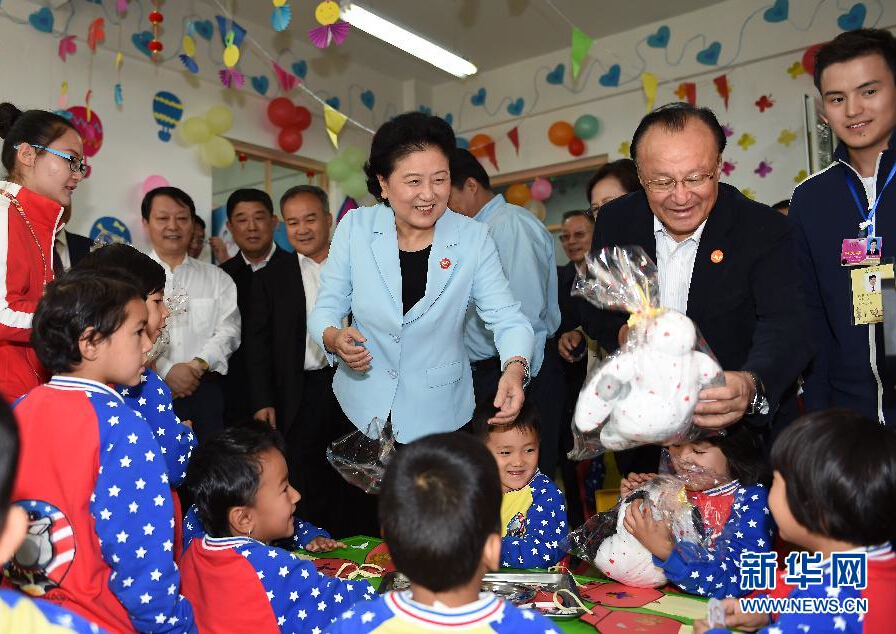 9月27日，中共中央政治局委員、國務(wù)院副總理、中央代表團(tuán)副團(tuán)長劉延?xùn)|率中央代表團(tuán)分團(tuán)，帶著黨中央、國務(wù)院的親切關(guān)懷和全國各族人民的深切情誼，來到和田地區(qū)、阿克蘇地區(qū)慰問各族干部群眾，并祝賀大家中秋節(jié)快樂。這是劉延?xùn)|在阿克蘇市“雙語”幼兒園與孩子們在一起。新華社記者 張領(lǐng) 攝