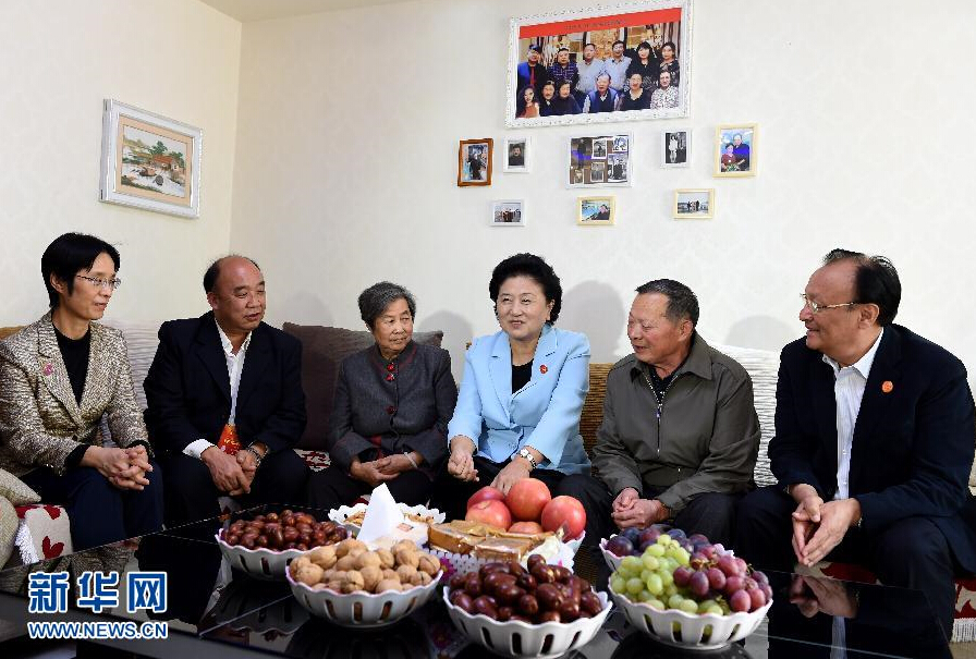 9月27日，中共中央政治局委員、國務(wù)院副總理、中央代表團(tuán)副團(tuán)長劉延?xùn)|率中央代表團(tuán)分團(tuán)，帶著黨中央、國務(wù)院的親切關(guān)懷和全國各族人民的深切情誼，來到和田地區(qū)、阿克蘇地區(qū)慰問各族干部群眾，并祝賀大家中秋節(jié)快樂。這是劉延?xùn)|來到新疆生產(chǎn)建設(shè)兵團(tuán)第一師五團(tuán)團(tuán)場退休職工包春祥家中慰問。新華社記者 張領(lǐng) 攝