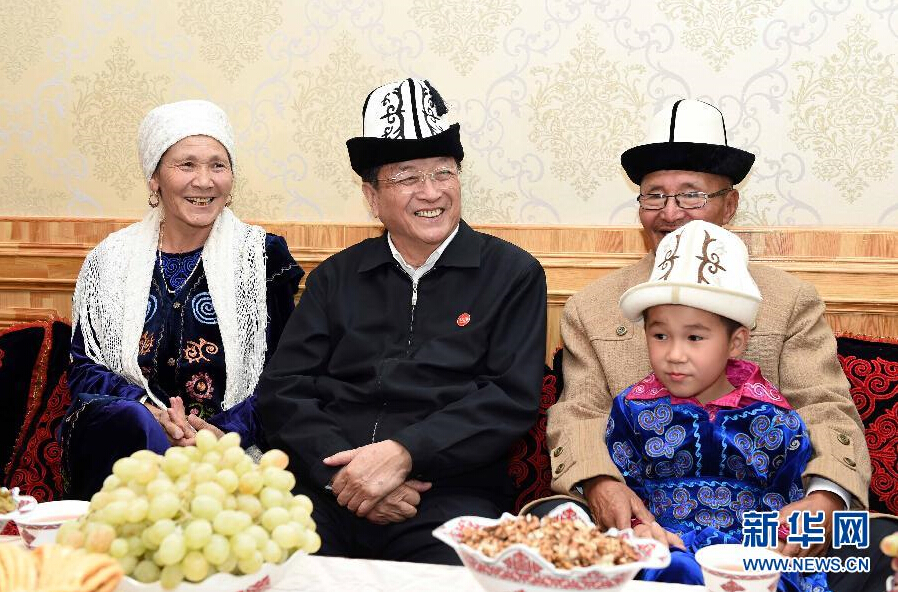 9月28日，中共中央政治局常委、全國政協(xié)主席、中央代表團團長俞正聲率中央代表團部分成員赴祖國最西端的新疆克孜勒蘇柯爾克孜自治州看望慰問各族干部群眾。這是俞正聲來到阿圖什市光明街道辦事處團結路社區(qū)看望柯爾克孜族居民。新華社記者 饒愛民 攝