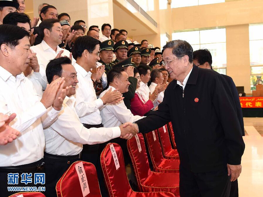 9月28日，中共中央政治局常委、全國政協(xié)主席、中央代表團團長俞正聲率中央代表團部分成員赴祖國最西端的新疆克孜勒蘇柯爾克孜自治州看望慰問各族干部群眾。這是俞正聲接見克州有關負責同志、各界人士代表和援疆干部代表。新華社記者 饒愛民 攝