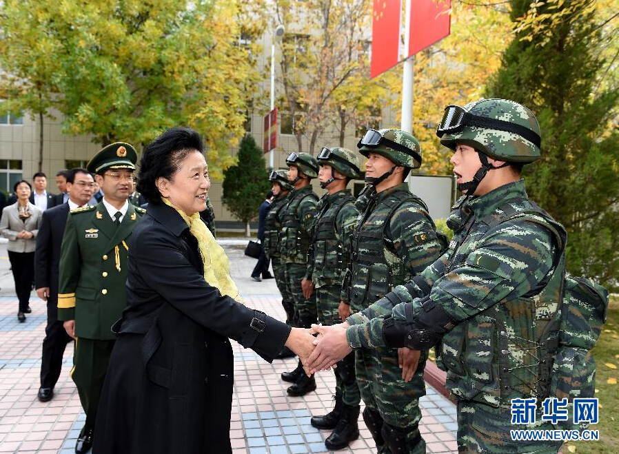 9月28日，中共中央政治局委員、國(guó)務(wù)院副總理、中央代表團(tuán)副團(tuán)長(zhǎng)劉延?xùn)|率中央代表團(tuán)分團(tuán)赴阿克蘇地區(qū)、伊犁哈薩克自治州慰問(wèn)，與各族干部群眾共度節(jié)日、共享歡樂(lè)。這是劉延?xùn)|在伊犁武警8660部隊(duì)駐地慰問(wèn)官兵。新華社記者張領(lǐng)攝